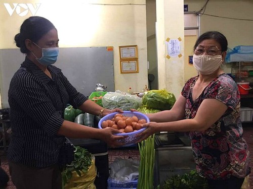 Charity provides frontline workers with free meals in COVID-19 fight - ảnh 11