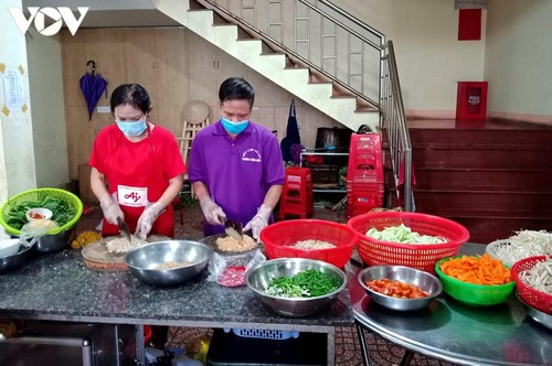 Charity provides frontline workers with free meals in COVID-19 fight - ảnh 1