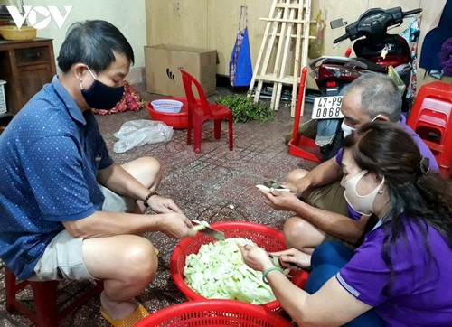 Charity provides frontline workers with free meals in COVID-19 fight - ảnh 2