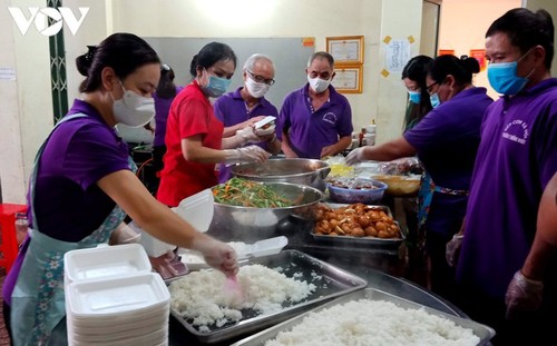 Charity provides frontline workers with free meals in COVID-19 fight - ảnh 4