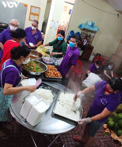 Charity provides frontline workers with free meals in COVID-19 fight - ảnh 5