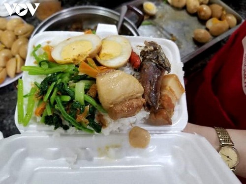 Charity provides frontline workers with free meals in COVID-19 fight - ảnh 6