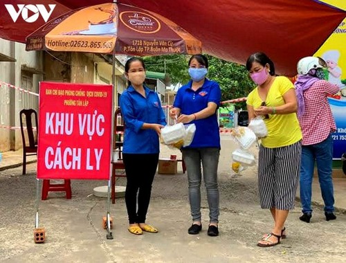 Charity provides frontline workers with free meals in COVID-19 fight - ảnh 8