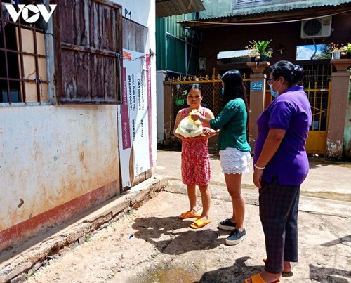 Charity provides frontline workers with free meals in COVID-19 fight - ảnh 9