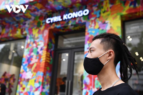 Artworks of Vietnamese-born graffiti artist go on display in Hanoi - ảnh 2
