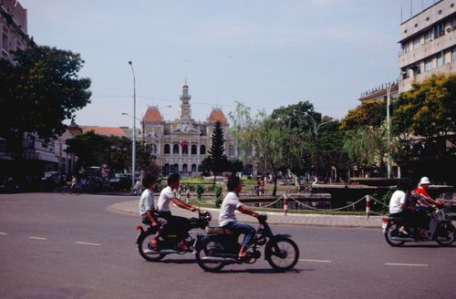 Interesting photos showcase Saigon traffic in 1989 - ảnh 2