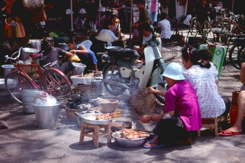 Interesting photos showcase Saigon traffic in 1989 - ảnh 9