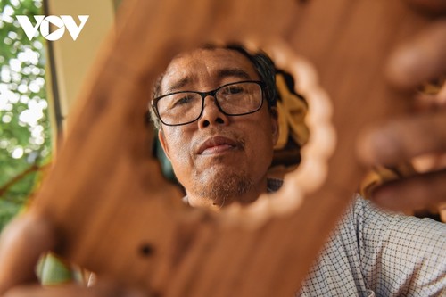 Hanoi family keeps tradition of making wooden mooncake moulds alive - ảnh 1
