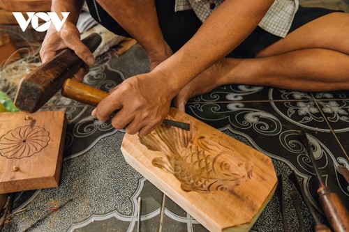 Hanoi family keeps tradition of making wooden mooncake moulds alive - ảnh 4