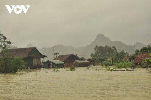 Severe flooding wreaks havoc in central Vietnam - ảnh 4