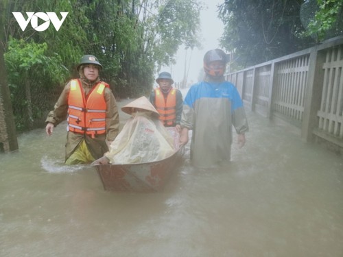 Severe flooding wreaks havoc in central Vietnam - ảnh 7