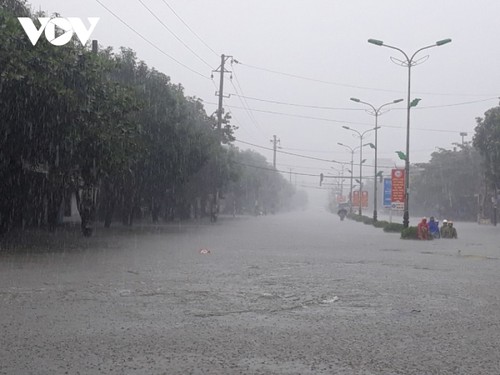 Severe flooding wreaks havoc in central Vietnam - ảnh 8