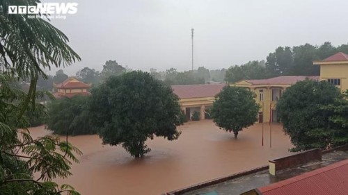 Severe flooding wreaks havoc in central Vietnam - ảnh 9