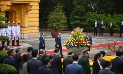 Official welcome ceremony for Japanese PM in Hanoi - ảnh 4