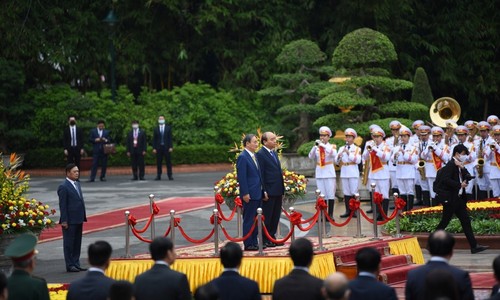 Official welcome ceremony for Japanese PM in Hanoi - ảnh 5