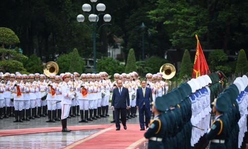 Official welcome ceremony for Japanese PM in Hanoi - ảnh 7