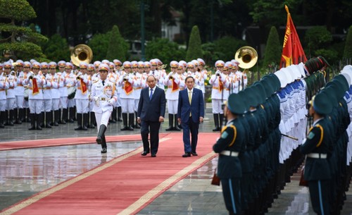 Official welcome ceremony for Japanese PM in Hanoi - ảnh 8