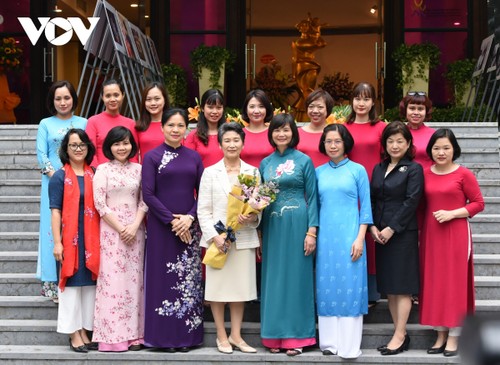 Wife of Japanese PM enjoys visit to Temple of Literature - ảnh 12