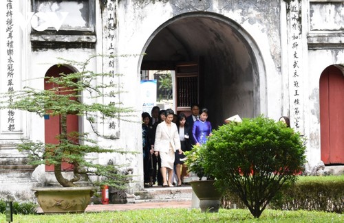 Wife of Japanese PM enjoys visit to Temple of Literature - ảnh 2
