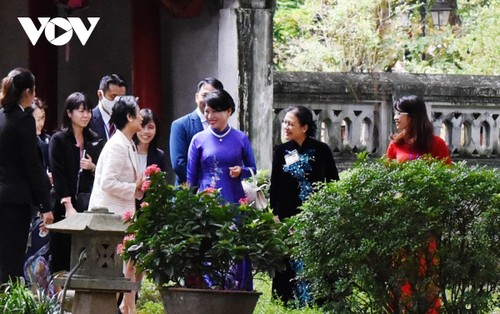Wife of Japanese PM enjoys visit to Temple of Literature - ảnh 5