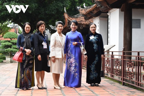 Wife of Japanese PM enjoys visit to Temple of Literature - ảnh 6