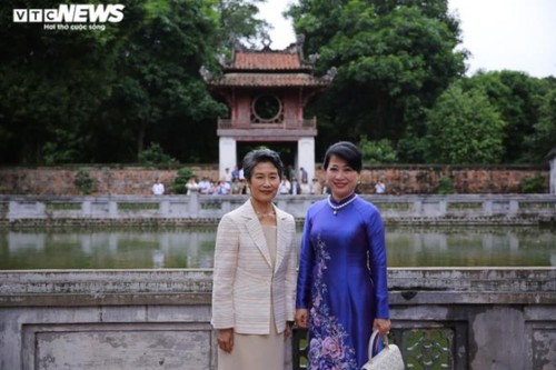 Wife of Japanese PM enjoys visit to Temple of Literature - ảnh 7