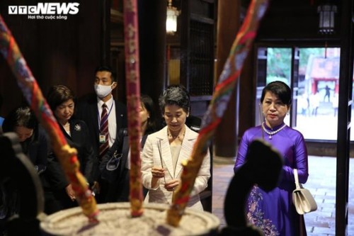 Wife of Japanese PM enjoys visit to Temple of Literature - ảnh 9