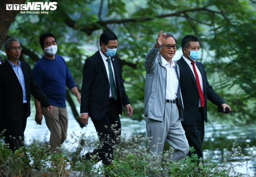 Japanese PM Suga strolls along Hoan Kiem Lake - ảnh 1