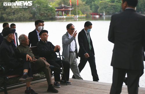 Japanese PM Suga strolls along Hoan Kiem Lake - ảnh 5