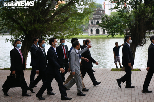 Japanese PM Suga strolls along Hoan Kiem Lake - ảnh 6