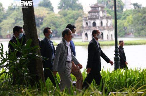 Japanese PM Suga strolls along Hoan Kiem Lake - ảnh 7