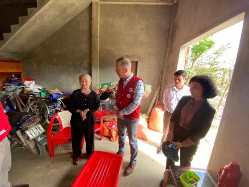 British Ambassador presents gifts to flood victims in Quang Binh - ảnh 10