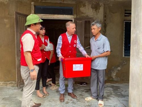 British Ambassador presents gifts to flood victims in Quang Binh - ảnh 1
