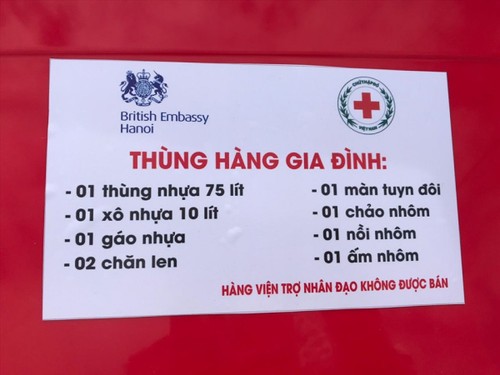 British Ambassador presents gifts to flood victims in Quang Binh - ảnh 3