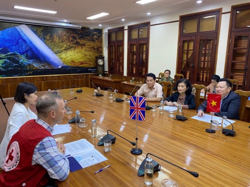 British Ambassador presents gifts to flood victims in Quang Binh - ảnh 6