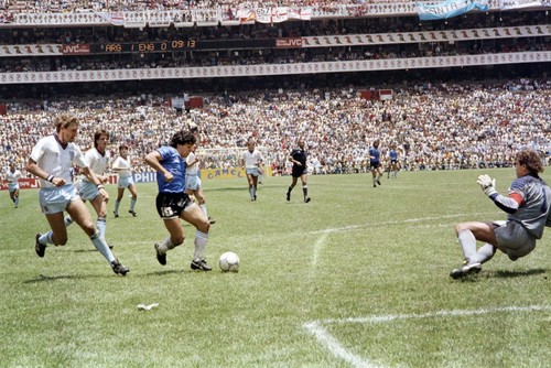 Sự nghiệp vinh quang của Diego Maradona qua ảnh - ảnh 9