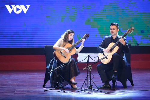 “Vietnam performs Argentina” guitar concert excites crowds in Hanoi - ảnh 10
