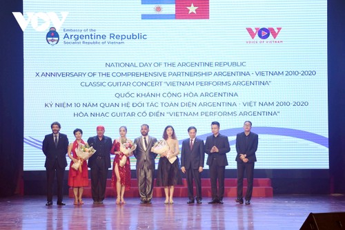 “Vietnam performs Argentina” guitar concert excites crowds in Hanoi - ảnh 15