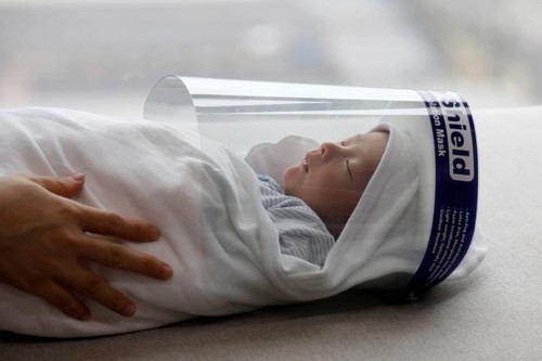 Ảnh em bé Việt Nam mang tấm chắn giọt bắn lọt top ảnh ấn tượng nhất năm 2020 - ảnh 1