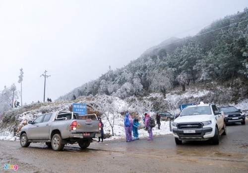 Tourists rush to northern commune to snap photos with snow - ảnh 1