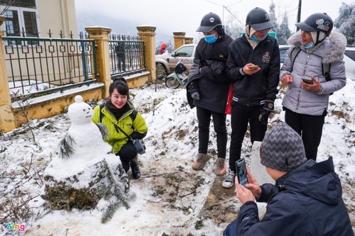 Tourists rush to northern commune to snap photos with snow - ảnh 3