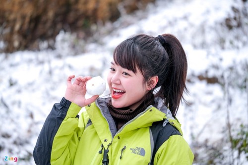 Tourists rush to northern commune to snap photos with snow - ảnh 4
