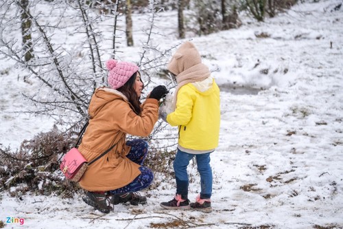Tourists rush to northern commune to snap photos with snow - ảnh 5