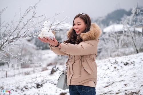 Tourists rush to northern commune to snap photos with snow - ảnh 6