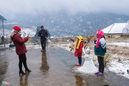 Tourists rush to northern commune to snap photos with snow - ảnh 7