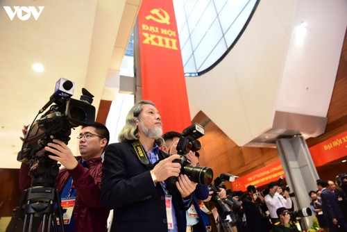 Hàng trăm phóng viên miệt mài tác nghiệp tại phiên khai mạc Đại hội XIII của Đảng - ảnh 3