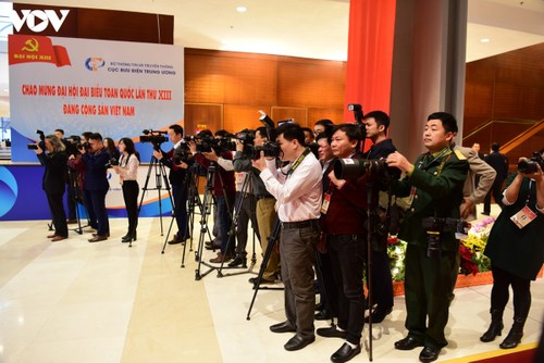 Hàng trăm phóng viên miệt mài tác nghiệp tại phiên khai mạc Đại hội XIII của Đảng - ảnh 5