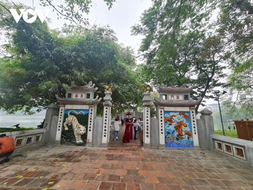 Pagodas and temples close in Hanoi amid COVID-19 fears - ảnh 10