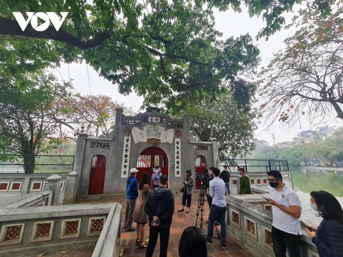 Pagodas and temples close in Hanoi amid COVID-19 fears - ảnh 12
