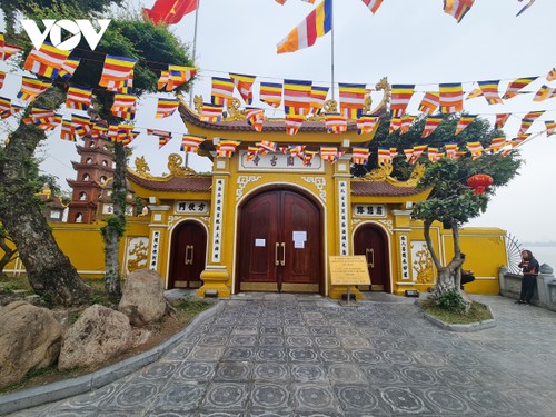 Pagodas and temples close in Hanoi amid COVID-19 fears - ảnh 13